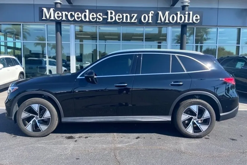 2024 Mercedes Benz GLC 300 photo 1
