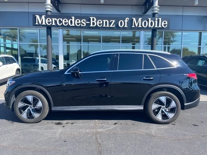 2024 Mercedes Benz GLC 300 photo 1