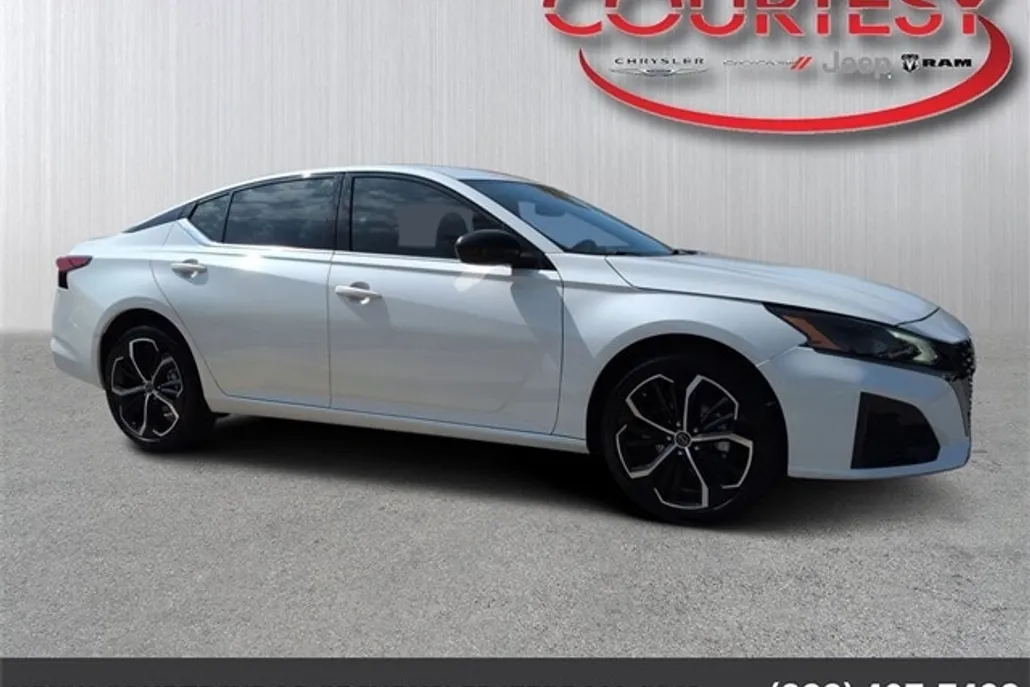 2024 Nissan Altima 2.5 SR photo 1