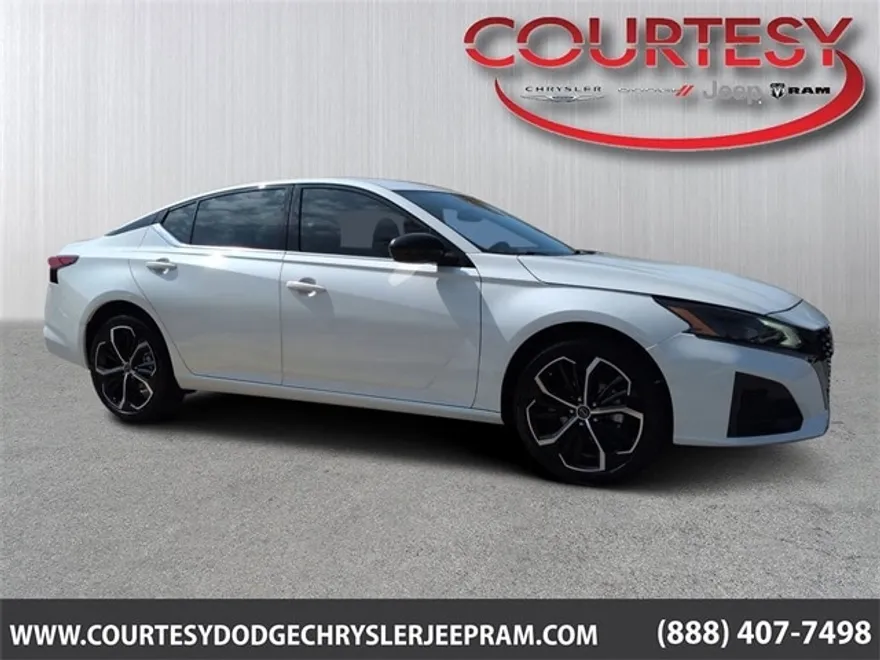 2024 Nissan Altima 2.5 SR photo 1
