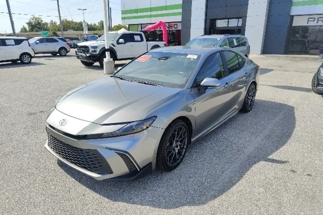 2025 Toyota Camry SE photo 1