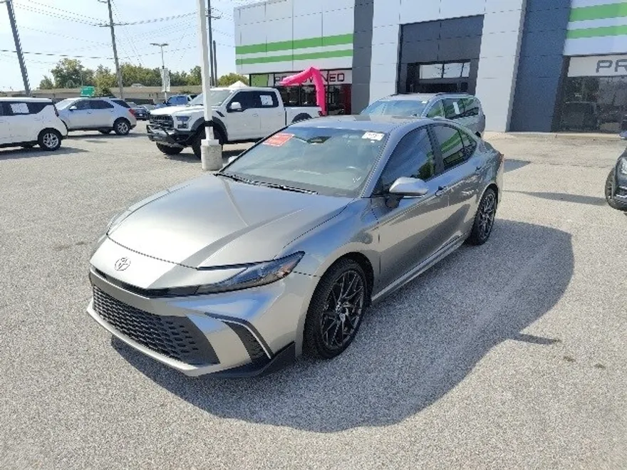 2025 Toyota Camry SE photo 1