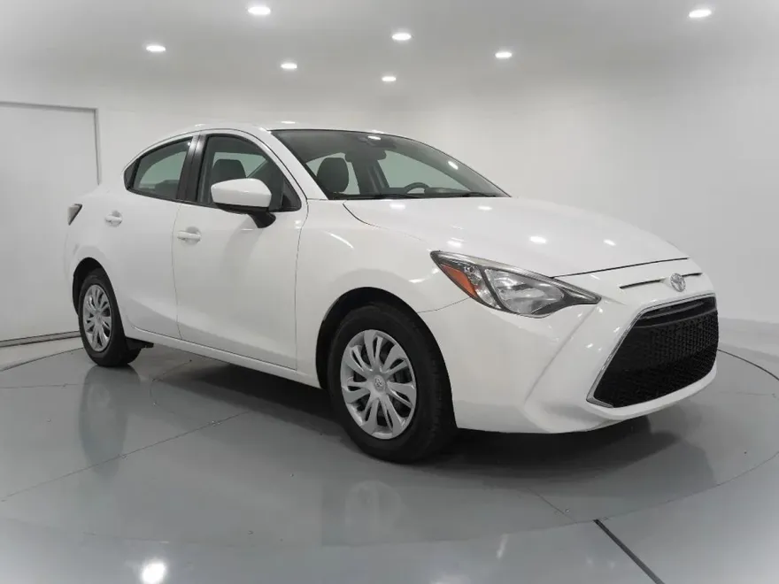 2019 Toyota Yaris L photo 1