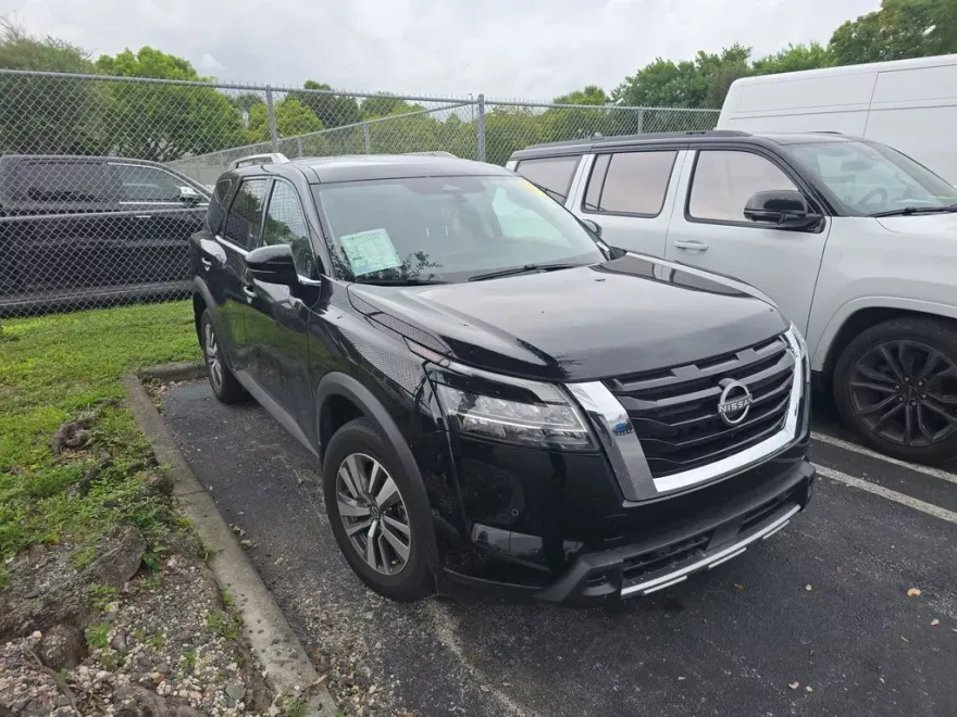 2024 Nissan Pathfinder SL photo 1