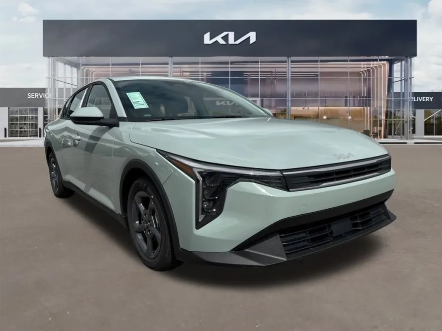 2025 Kia K4 LXS photo 1