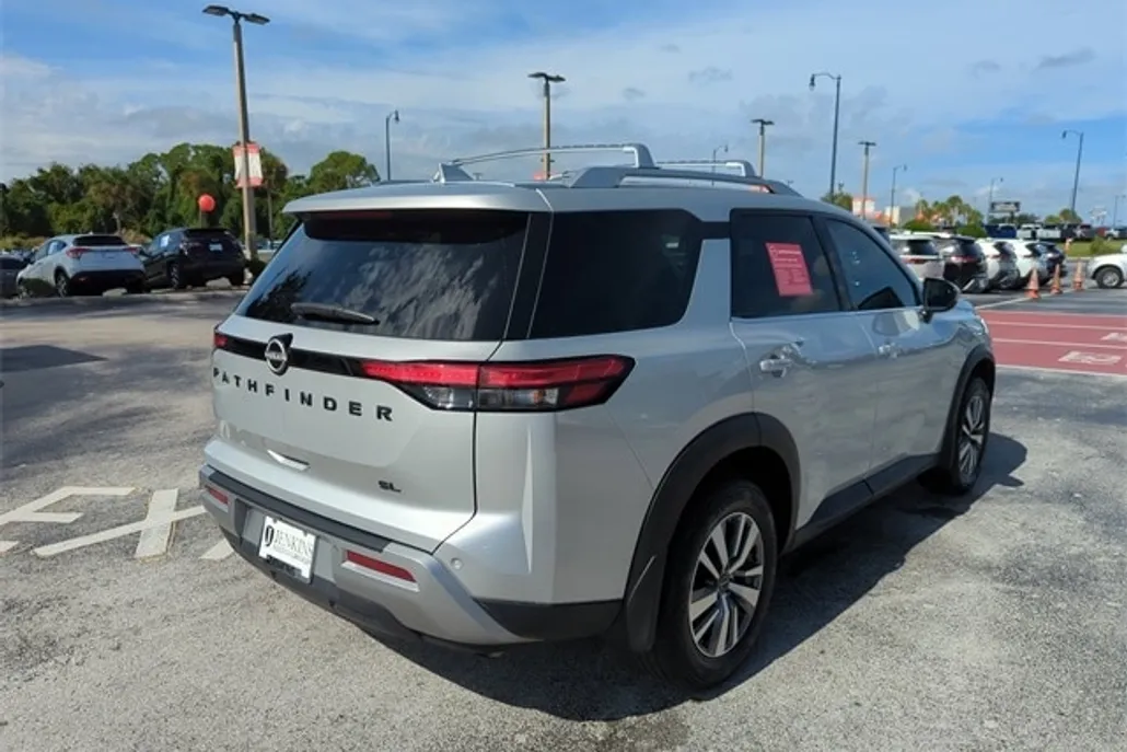 2023 Nissan Pathfinder SL photo 1