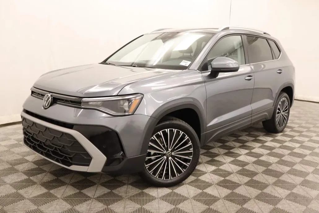 2025 Volkswagen Taos SE photo 1