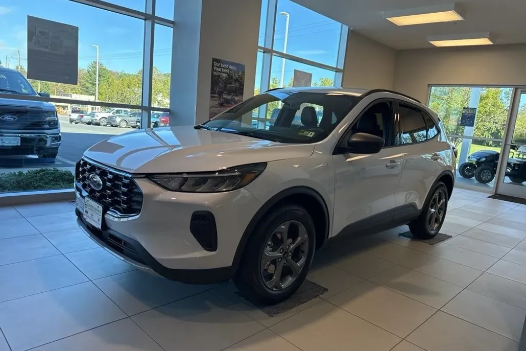 2025 Ford Escape ST-Line photo 1