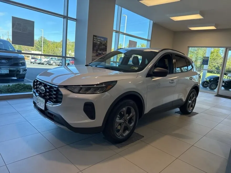 2025 Ford Escape ST-Line photo 1