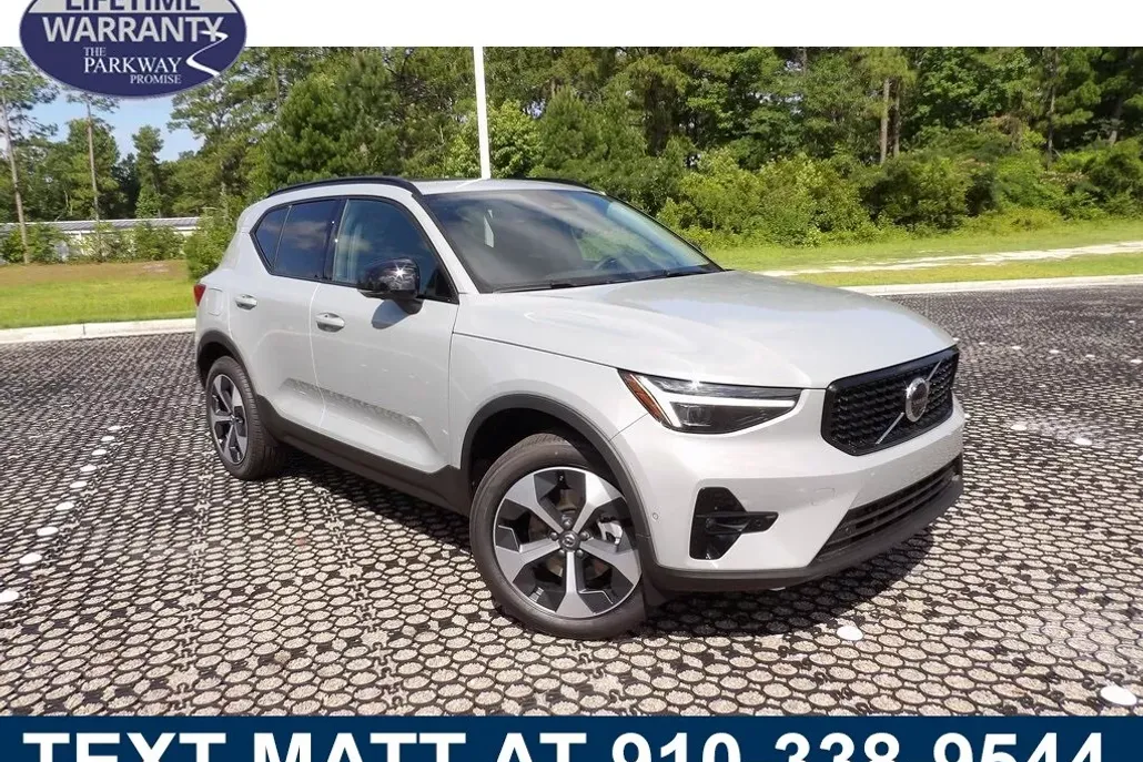 2026 Volvo XC40 Plus photo 1