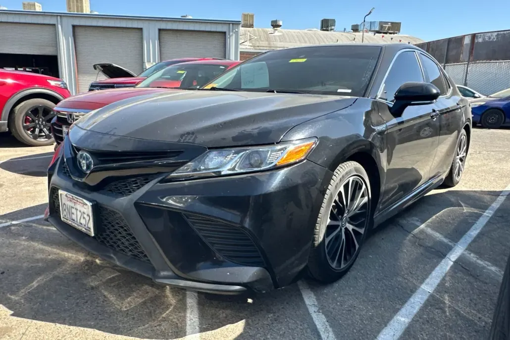 2020 Toyota Camry Hybrid SE photo 1