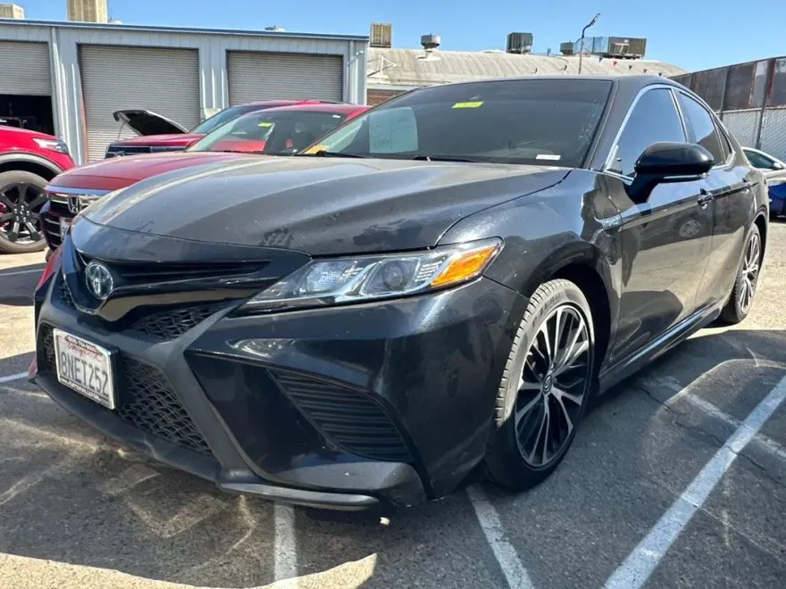 2020 Toyota Camry Hybrid SE photo 1