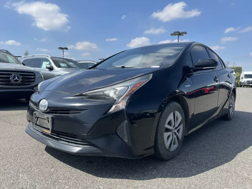 2017 Toyota Prius Three photo 2