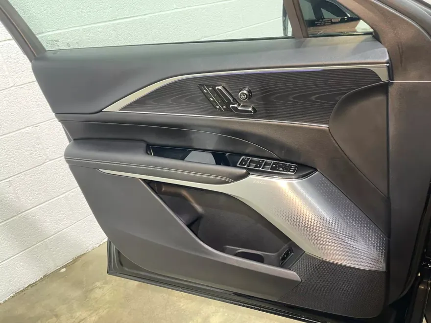 2024 Cadillac Lyriq Luxury photo 28
