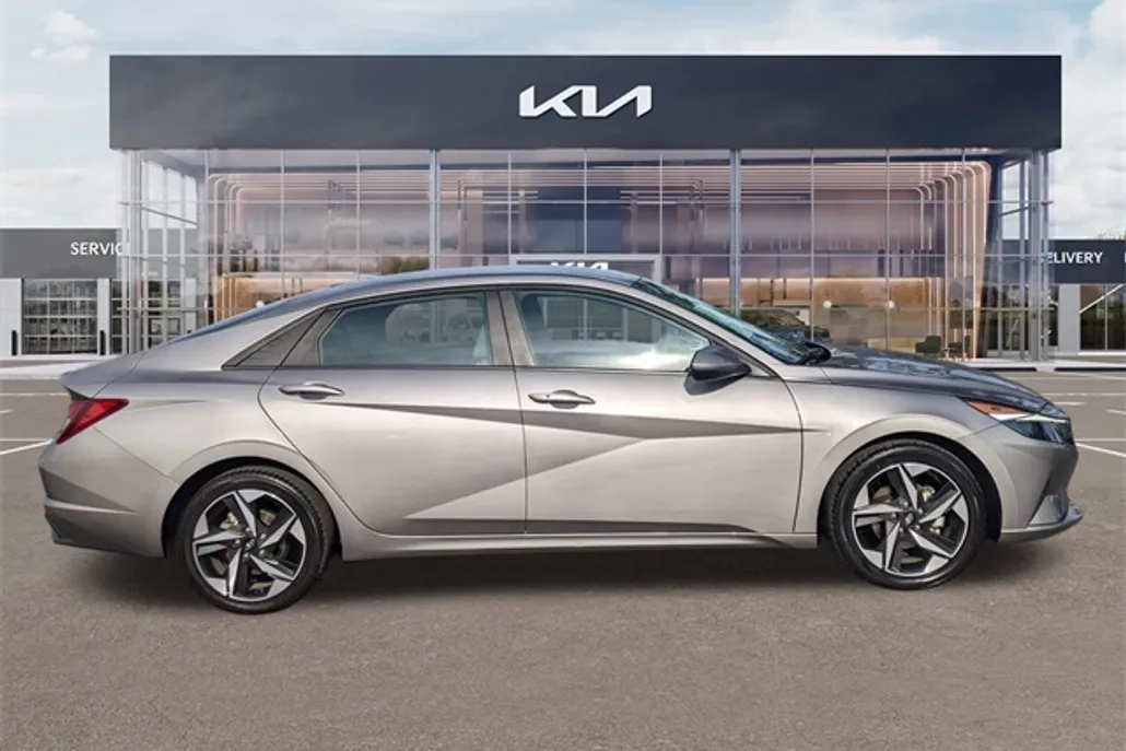 2023 Hyundai Elantra SEL photo 1