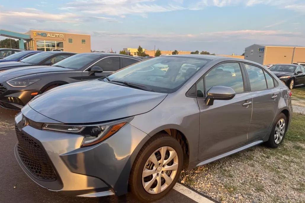 2022 Toyota Corolla LE photo 1