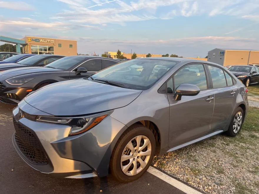 2022 Toyota Corolla LE photo 1