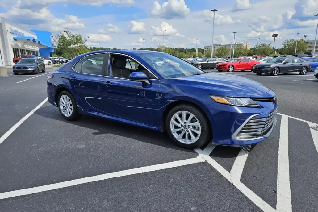 2023 Toyota Camry LE photo 1