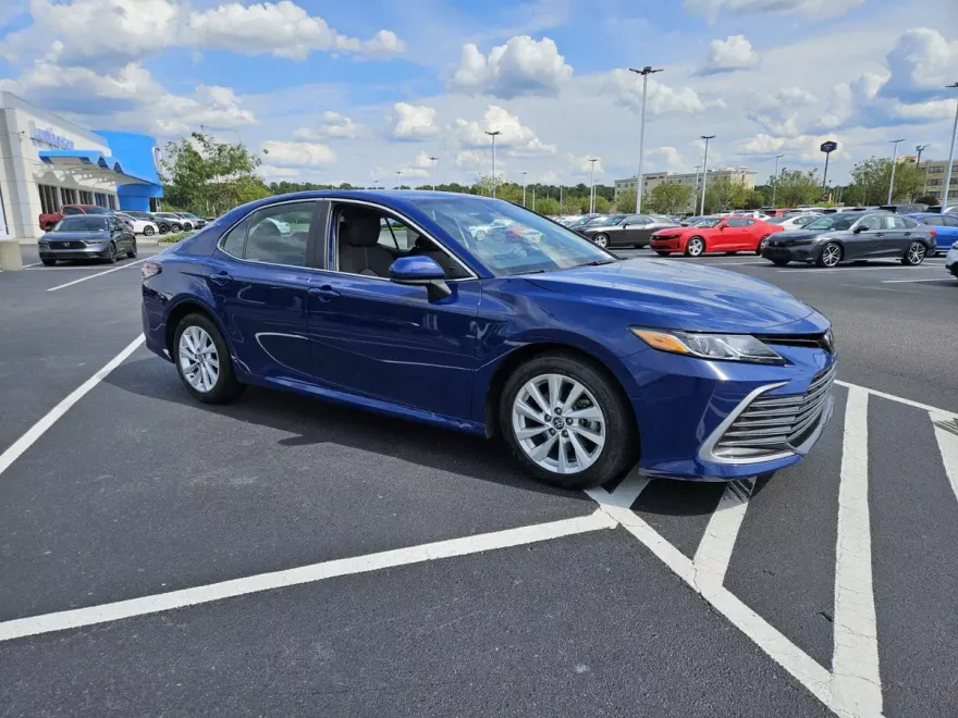 2023 Toyota Camry LE photo 1