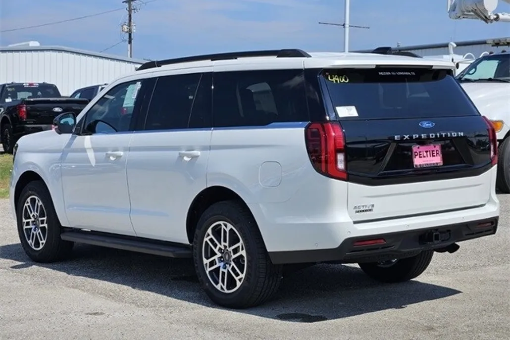 2025 Ford Expedition photo 1
