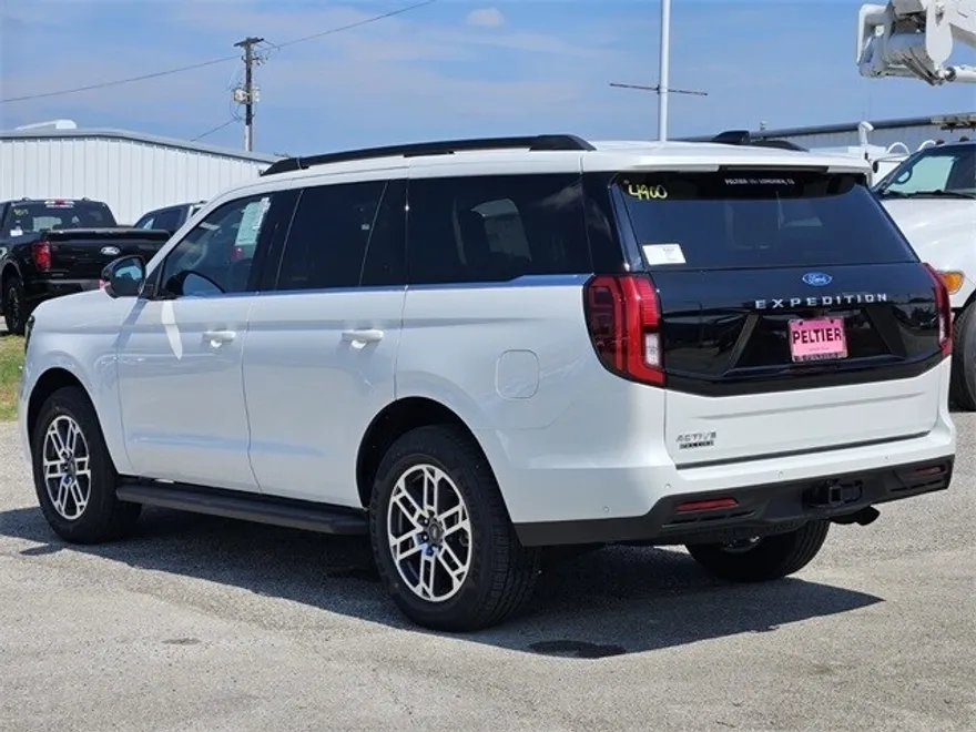 2025 Ford Expedition photo 1