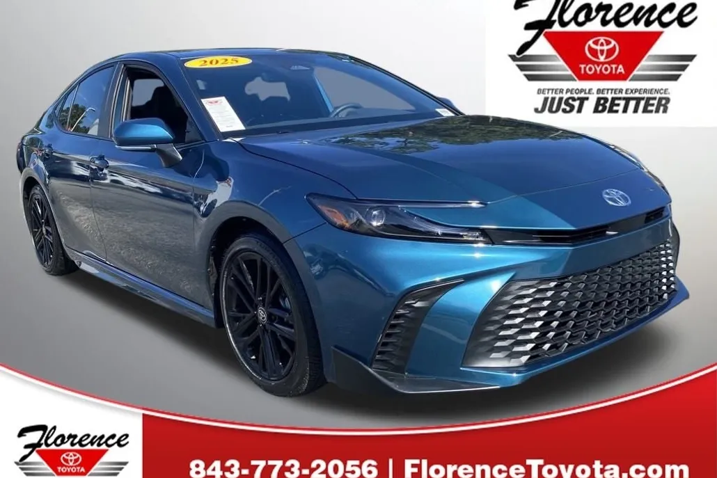 2025 Toyota Camry SE photo 1