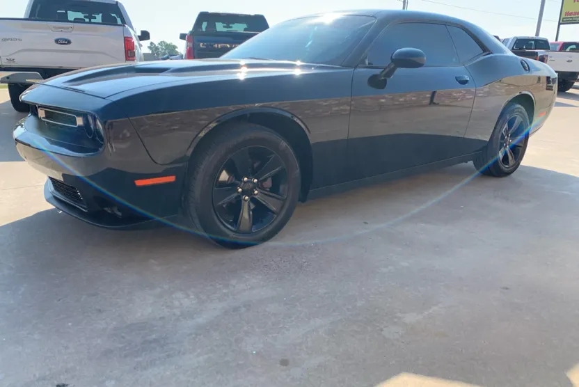 2016 Dodge Challenger SXT photo 1