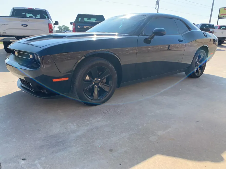 2016 Dodge Challenger SXT photo 1