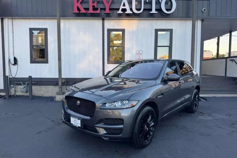 2017 Jaguar F-PACE Prestige photo 1