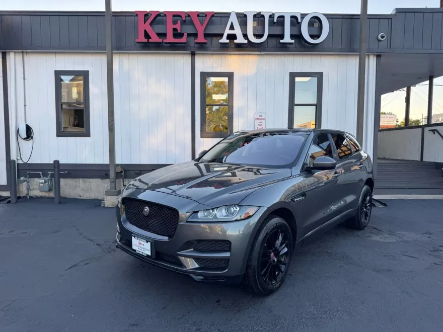 2017 Jaguar F-PACE Prestige photo 1