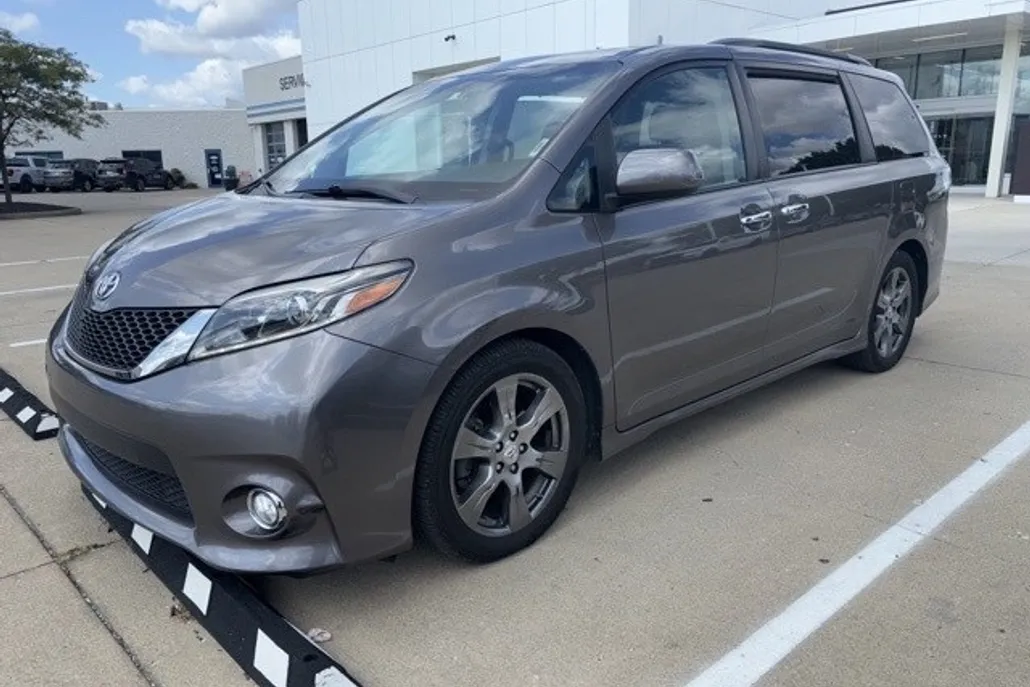2017 Toyota Sienna SE photo 1