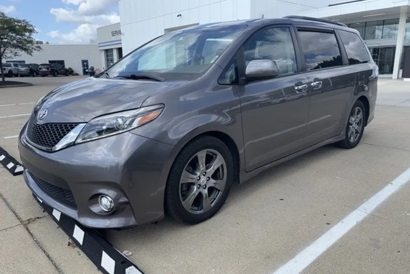 2017 Toyota Sienna SE photo 1