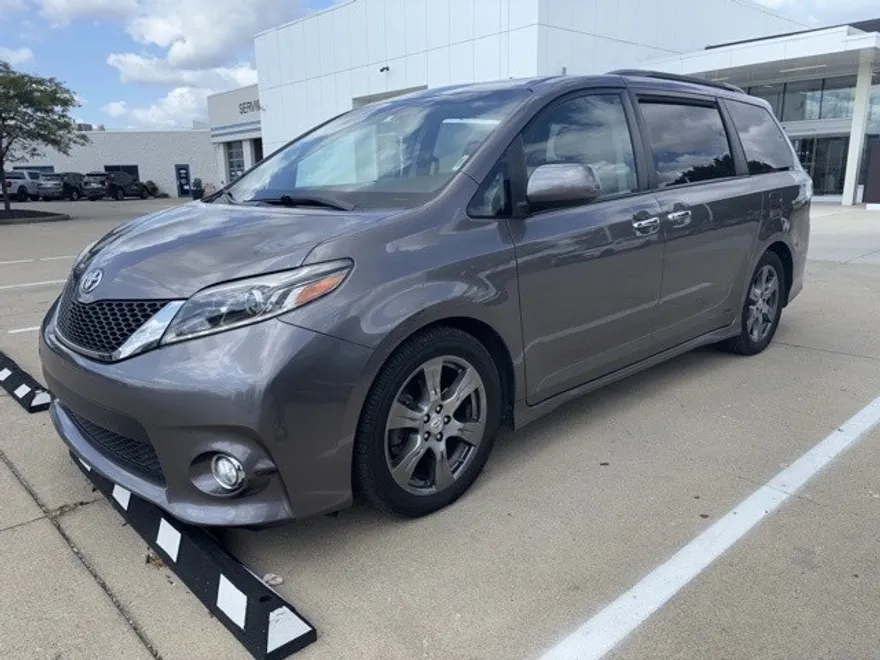 2017 Toyota Sienna SE photo 1