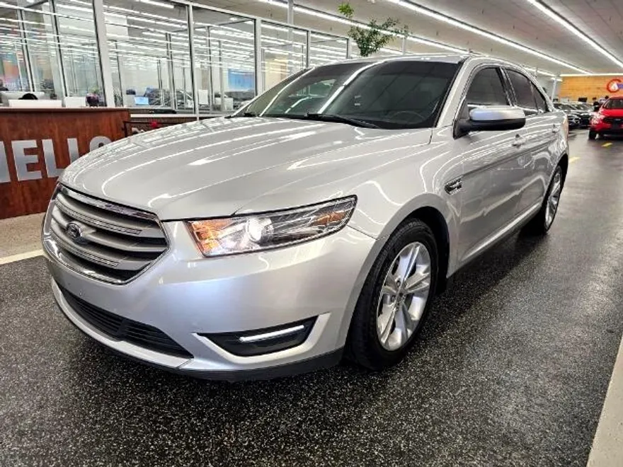 2019 Ford Taurus SEL photo 1