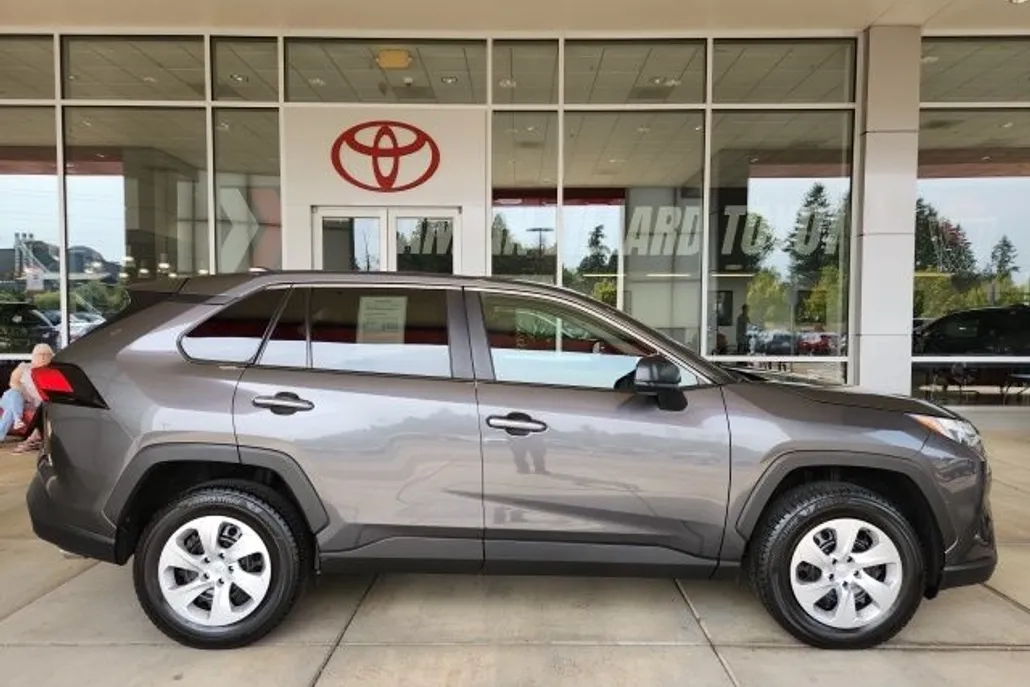 2023 Toyota RAV4 LE photo 1