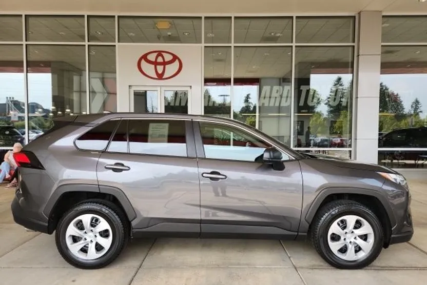 2023 Toyota RAV4 LE photo 1