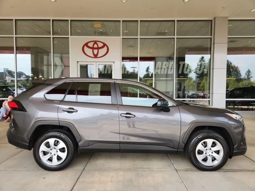 2023 Toyota RAV4 LE photo 1