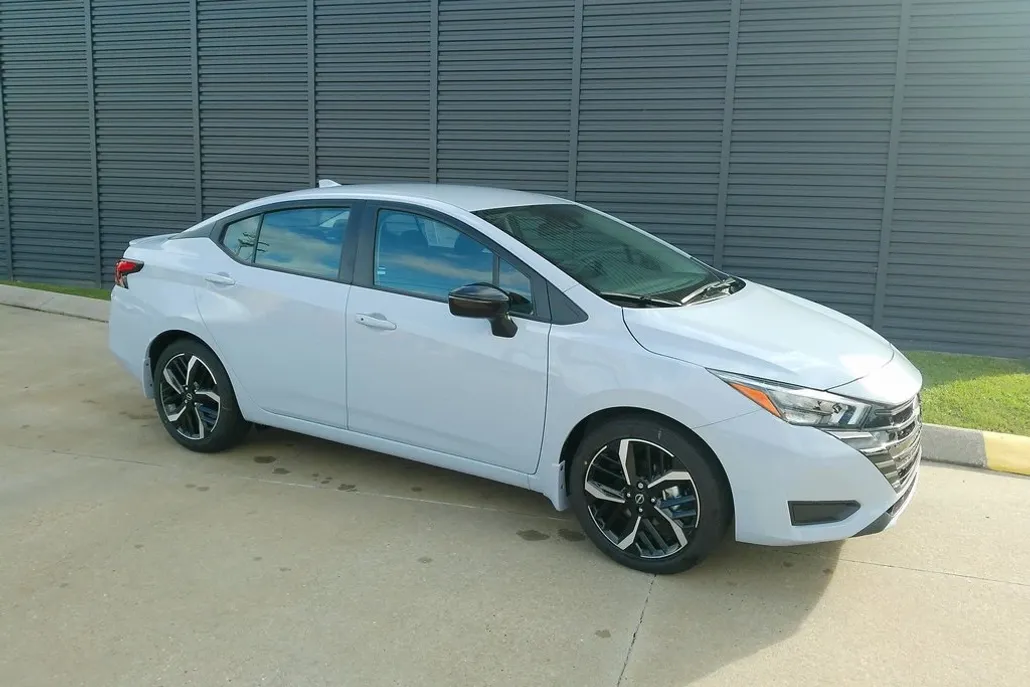 2025 Nissan Versa SR photo 1