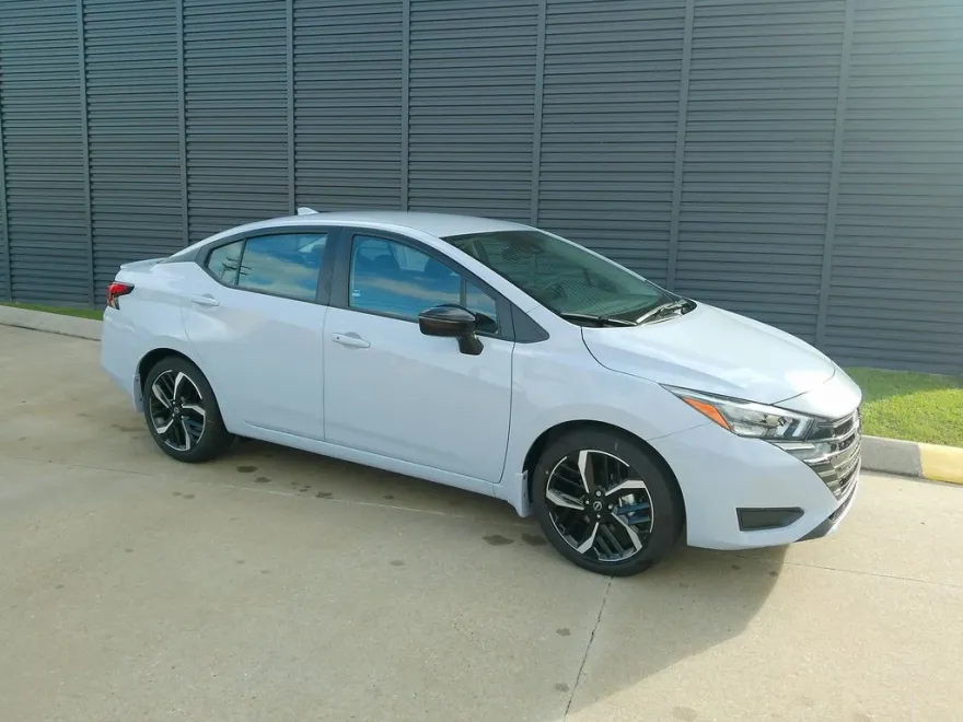 2025 Nissan Versa SR photo 1