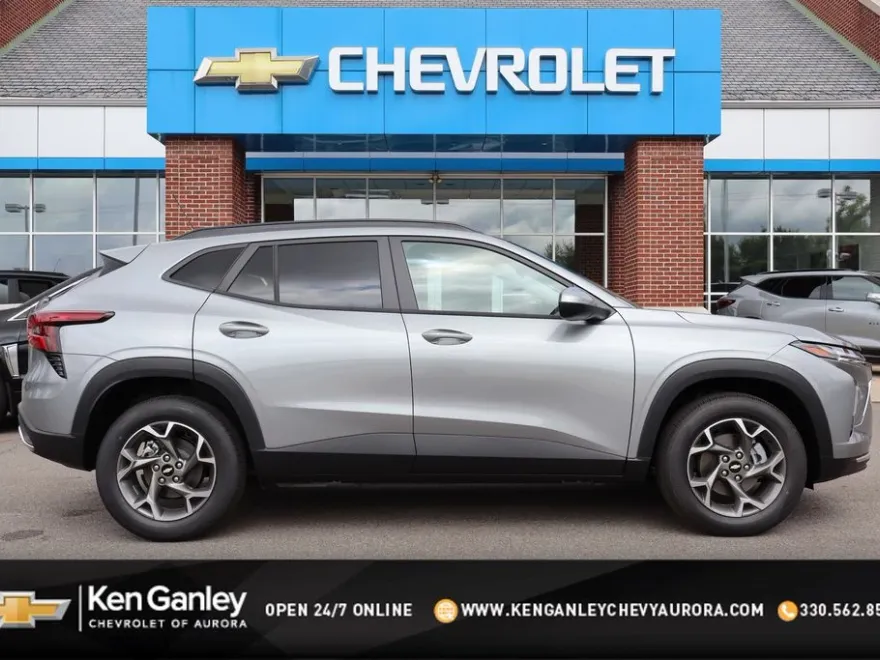 2025 Chevrolet Trax LT photo 1