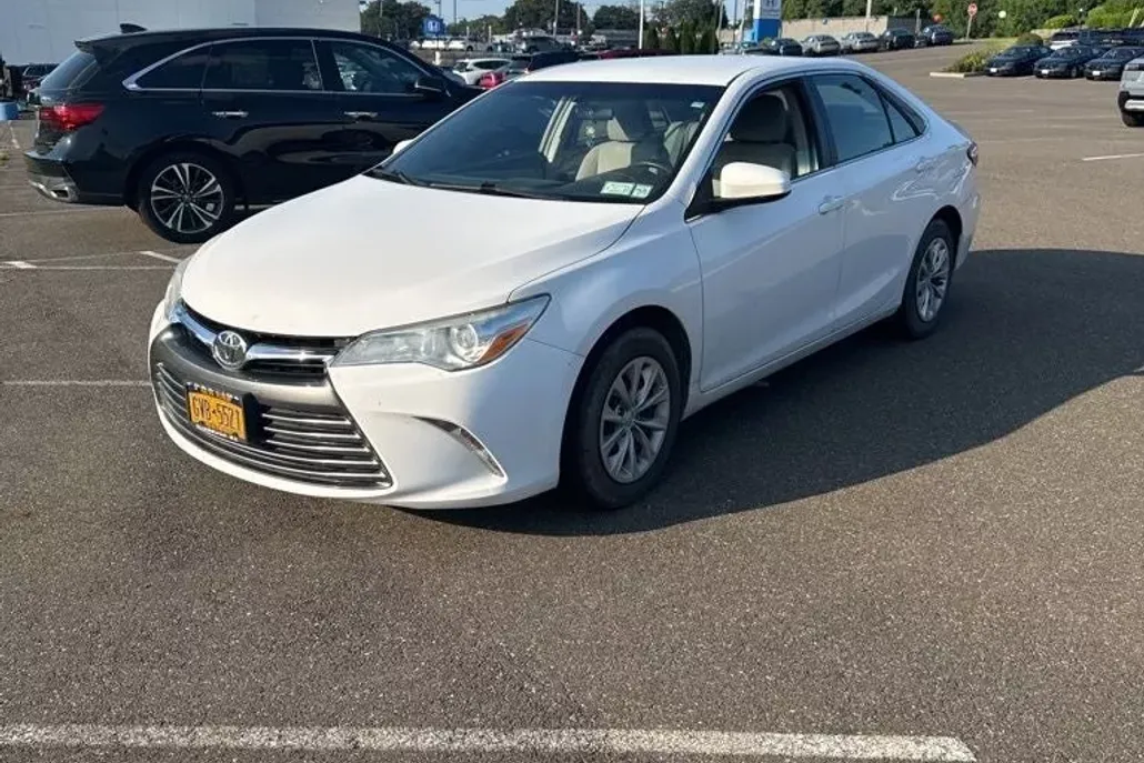 2017 Toyota Camry LE photo 1