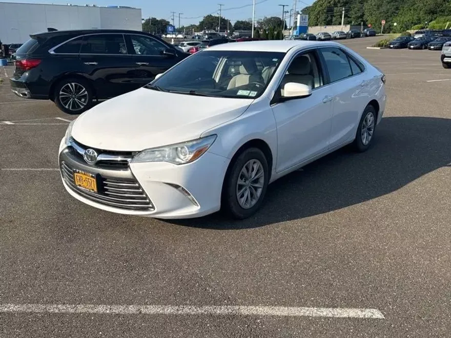 2017 Toyota Camry LE photo 1