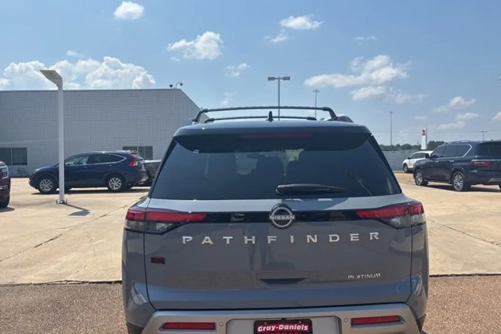 2025 Nissan Pathfinder Platinum photo 1