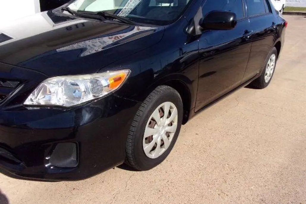 2011 Toyota Corolla LE photo 1