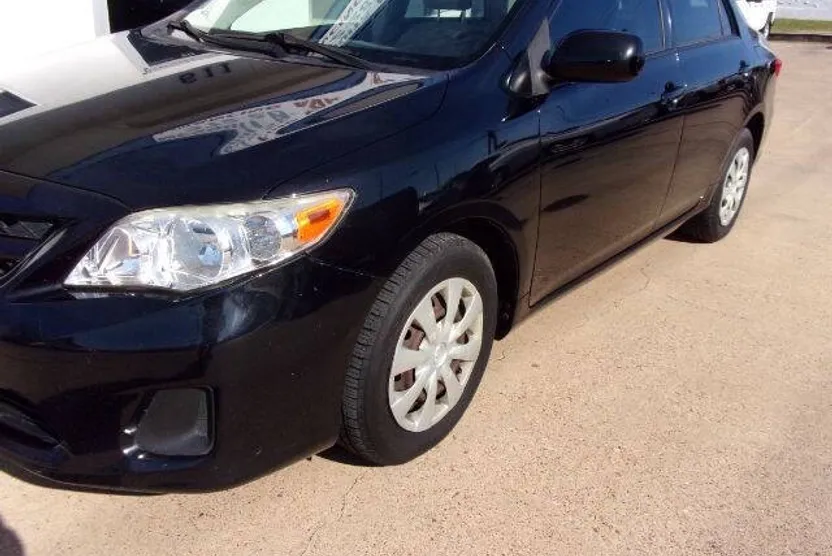 2011 Toyota Corolla LE photo 1