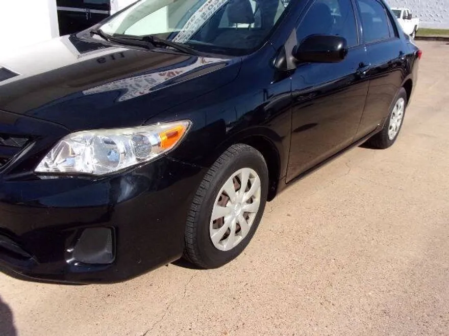 2011 Toyota Corolla LE photo 1