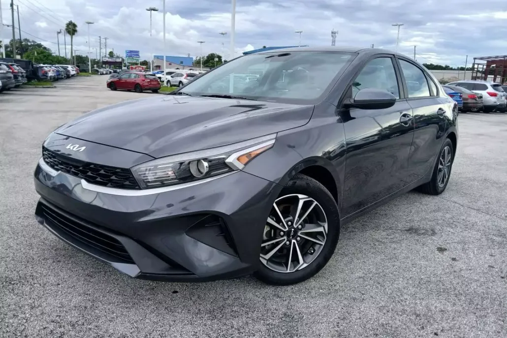 2023 Kia Forte LXS photo 1