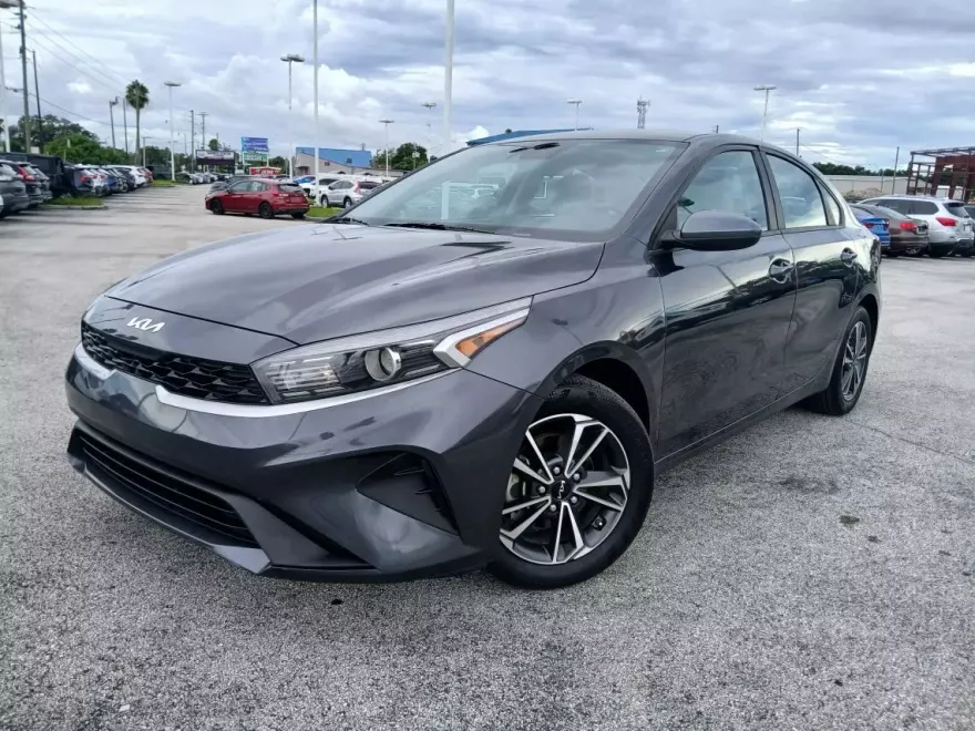 2023 Kia Forte LXS photo 1