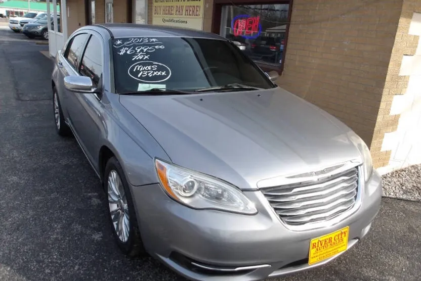 2013 Chrysler 200 LX photo 1