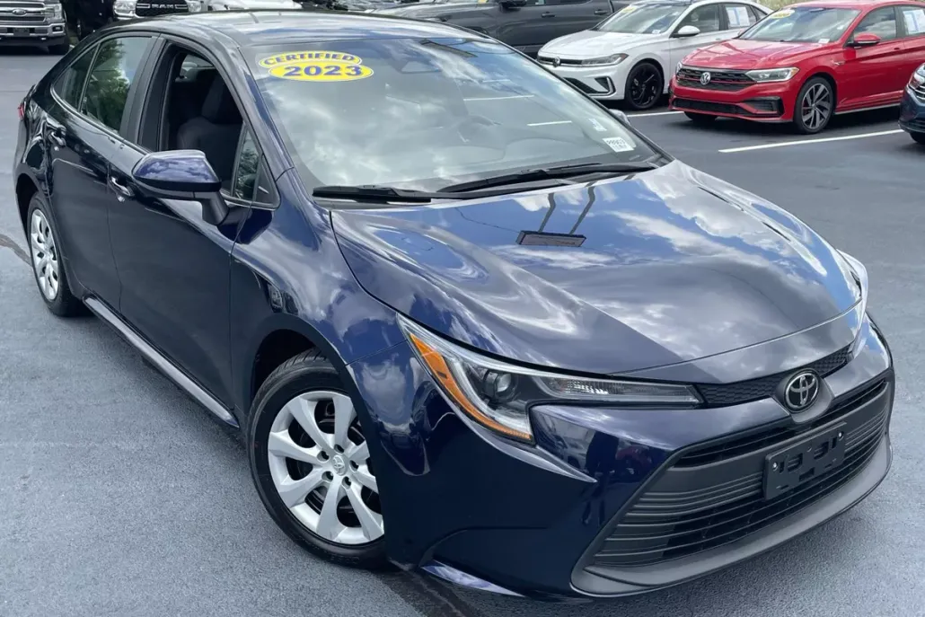 2023 Toyota Corolla LE photo 1